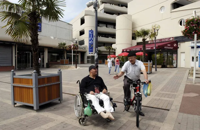 Personne en fauteuil roulant - handicap
